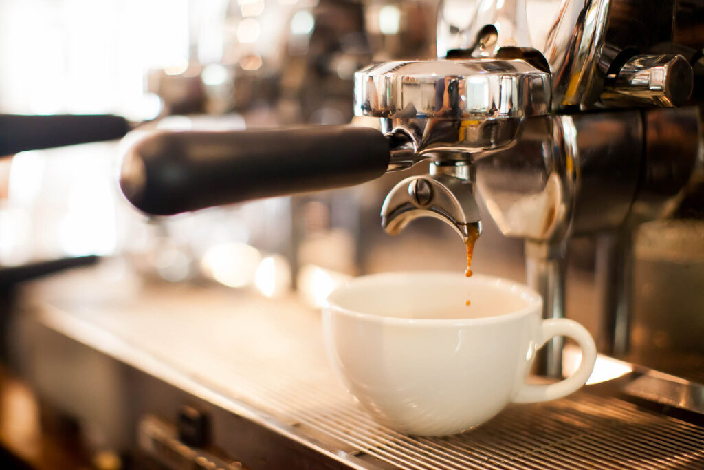 machine à café - servbice dans tasse de café